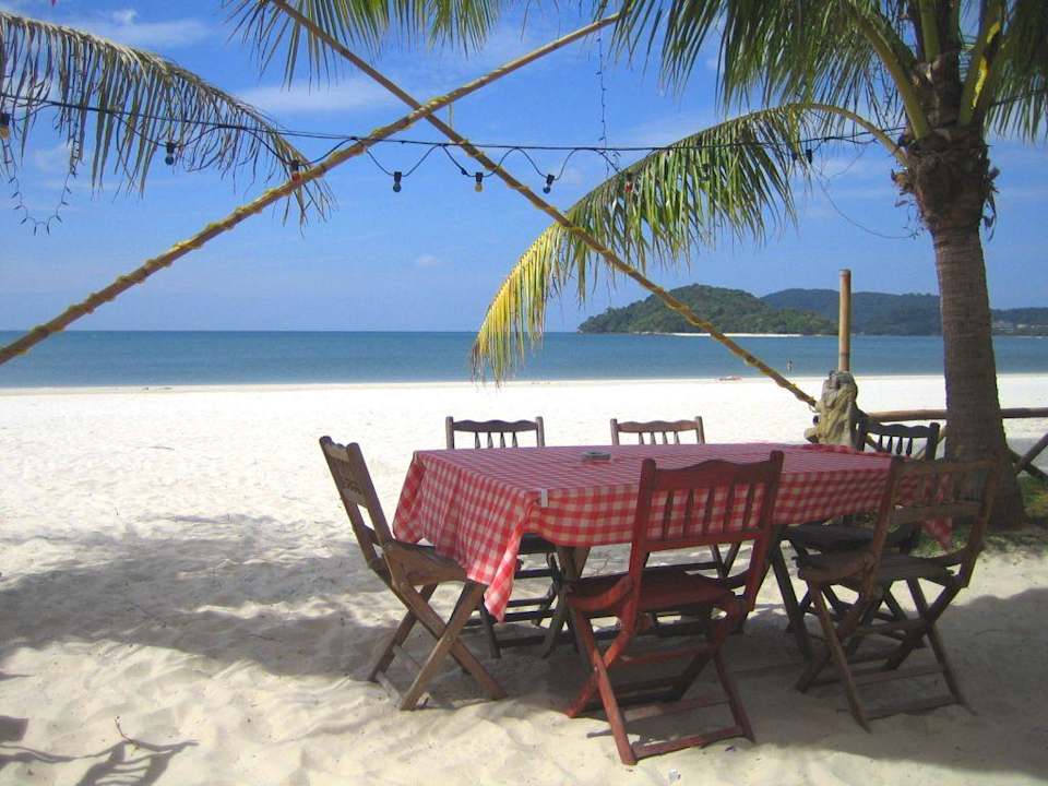 Blick vom Biergarten auf den Strand Hotel Beach Garden Resort