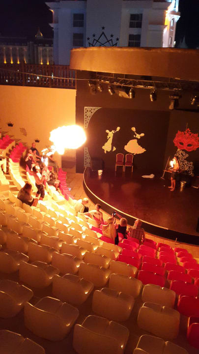 Feuer Show  Well Palace Side