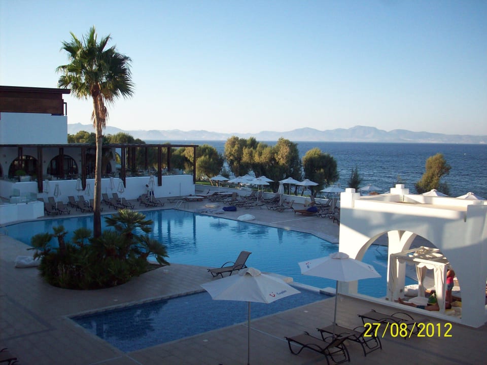 Blick zum Pool von der Treppe TUI BLUE Oceanis Beach and Spa Resort