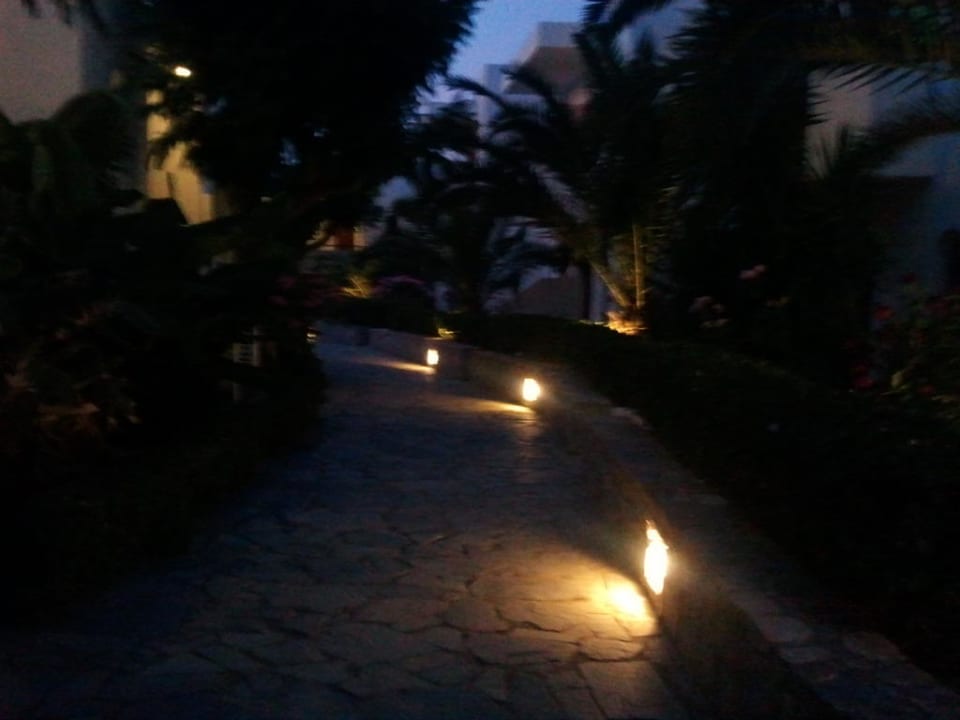 Weg von den Bungalows zum Strand/ zur Stadt Sentido Kyknos Beach Adults Only 16+