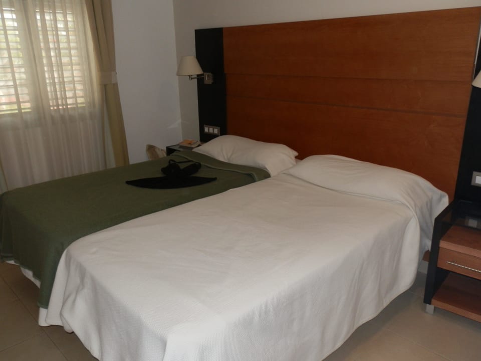 Schlafzimmer HL Miraflor Suites Hotel