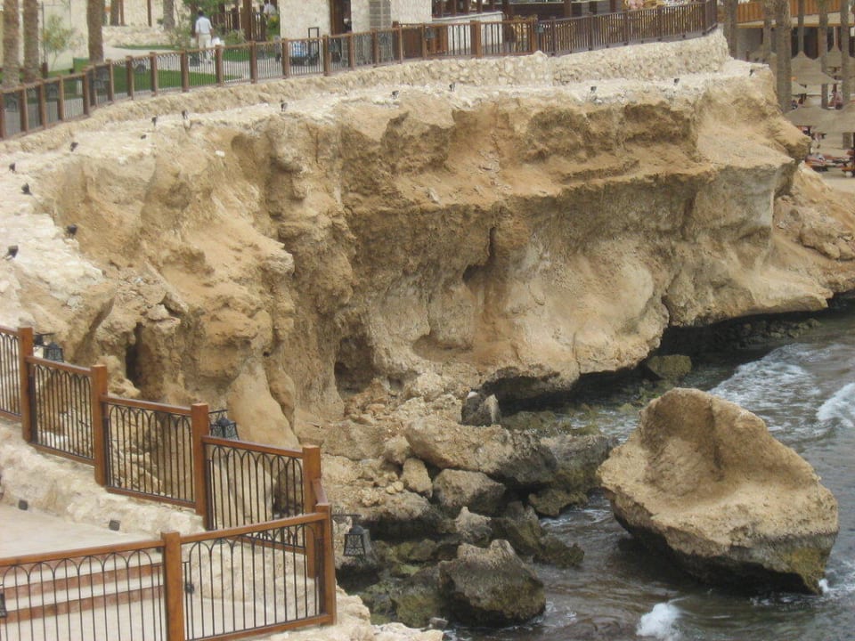 Plażą za hotelem Hotel Amar Sina