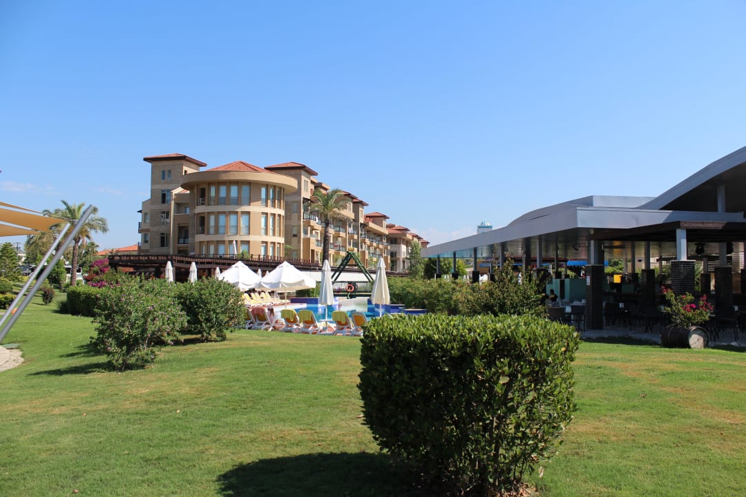 Blick zum Hotel und Poolbar TUI BLUE Xanthe