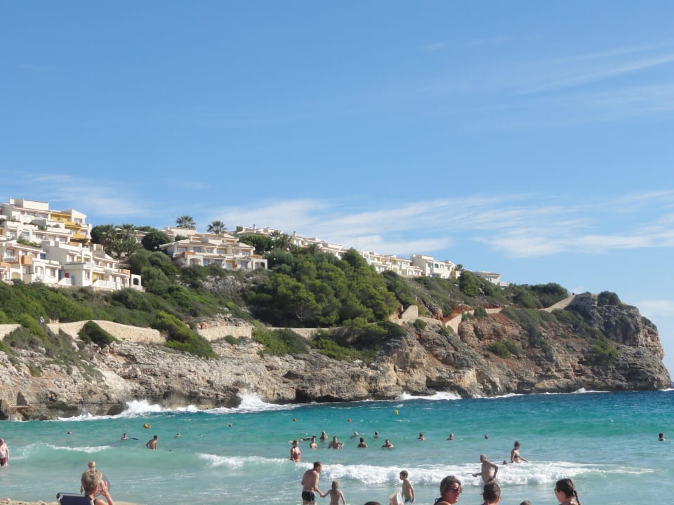 Blick auf das Hotelgelände (rechts) von der Bucht blau punta reina