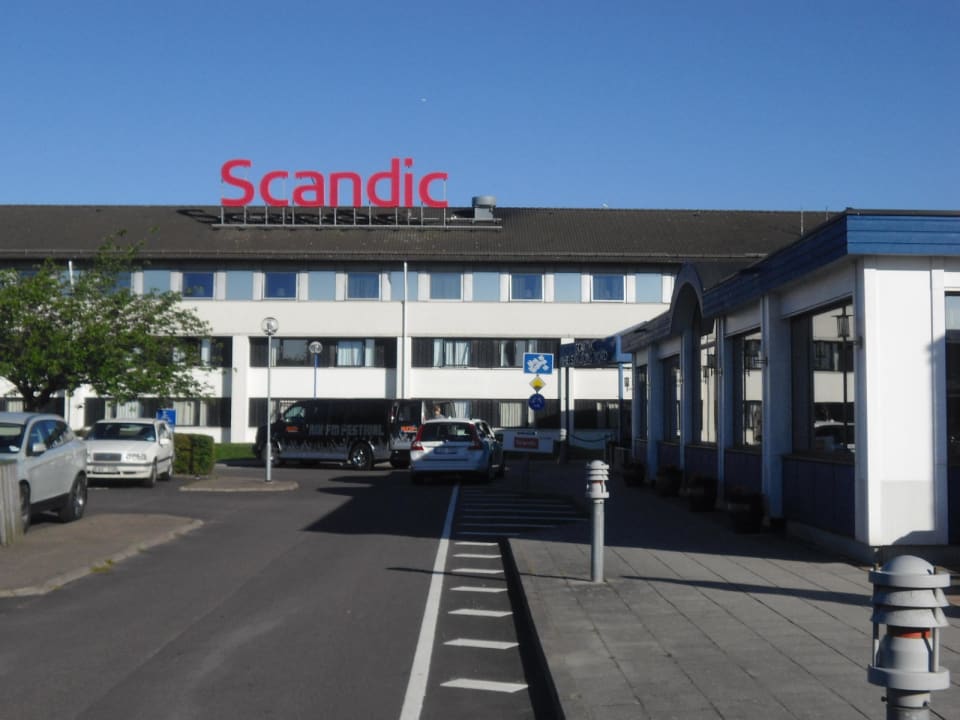 Blick vom Parkplatz auf das flache Gebäude Hotel Scandic Helsingborg Nord