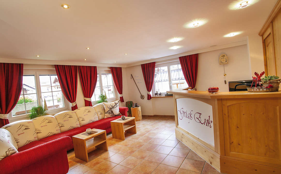 Rezeption/Halle Hotel Garni Chasa Sulai