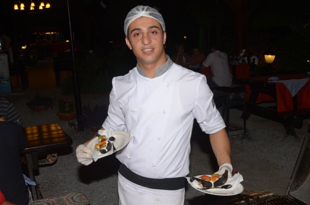 А это повар который сотворил печеные бананы. Aydinbey Kings Palace & Spa