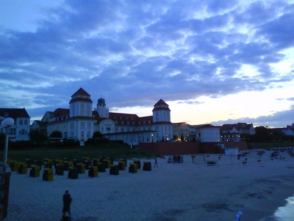 Strand mit Blick aufs Kurhaus Smart Hotels & Resorts Binz