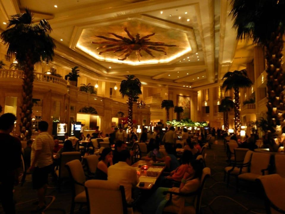 The Lobby Bar/Restaurant in der Lobby Hotel The Peninsula Manila