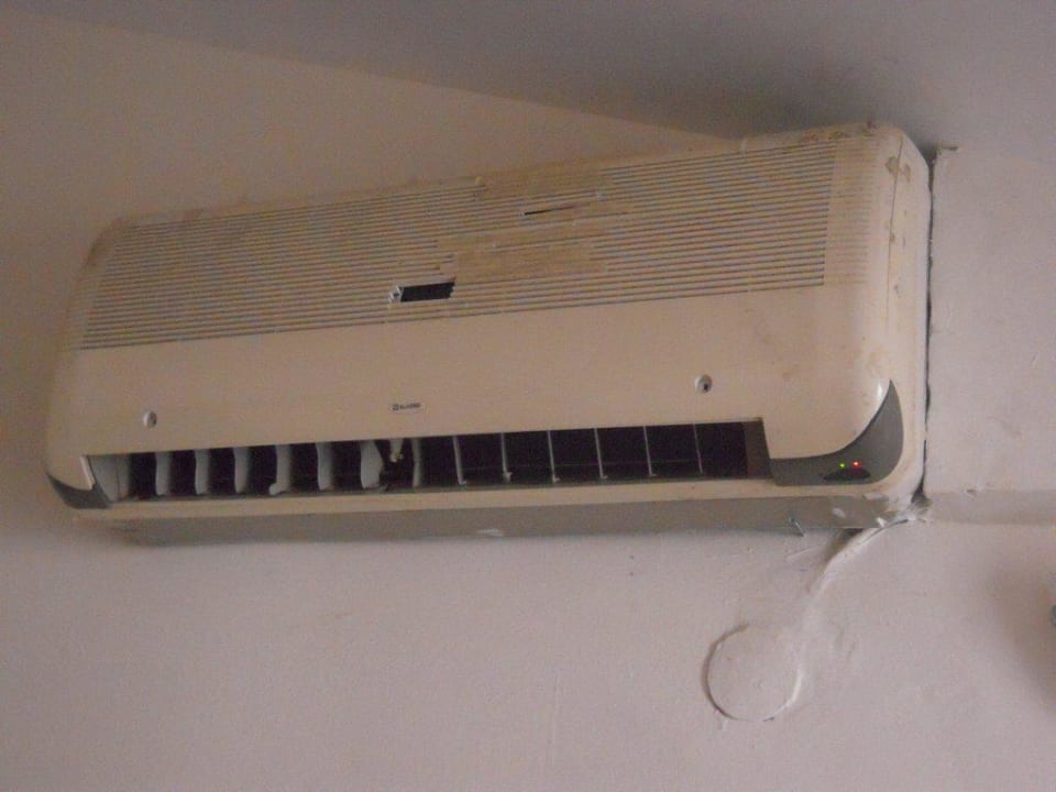 Dropfende Klimaanlage. Club Hotel Pineta
