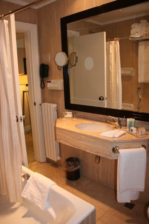 Bad Zimmer 441 Grand Hotel de la Minerve