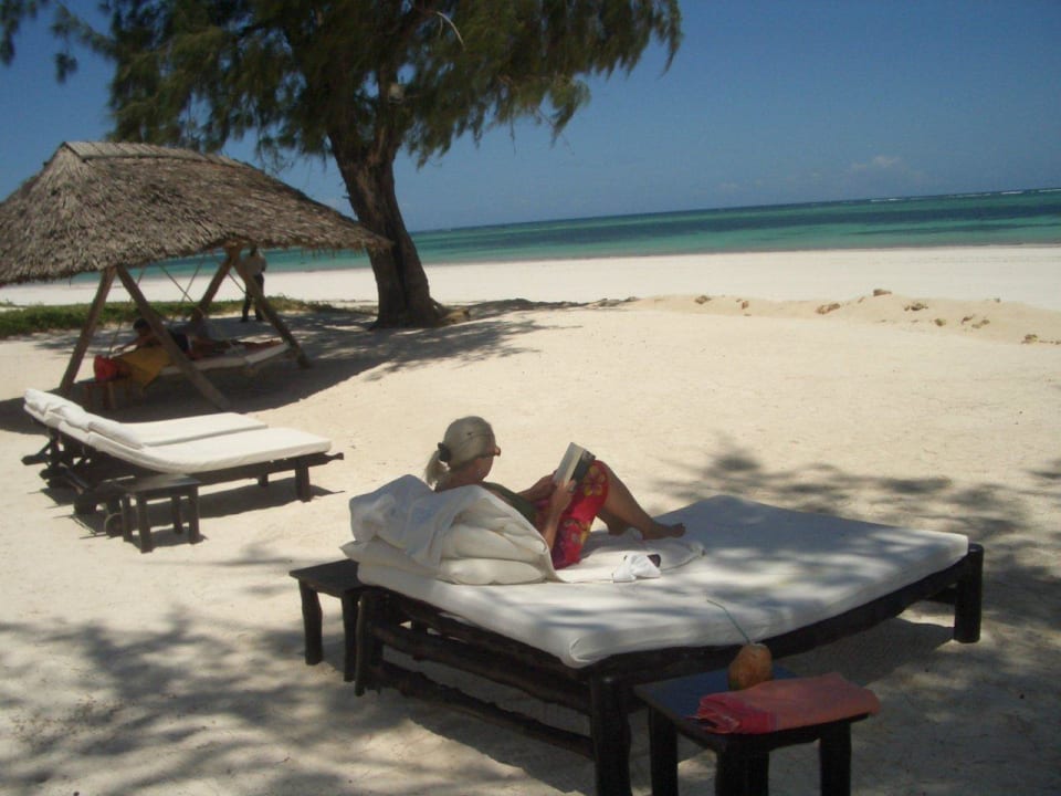 Schlaffallen! Hotel Karibuni Rafiki Beach Resort