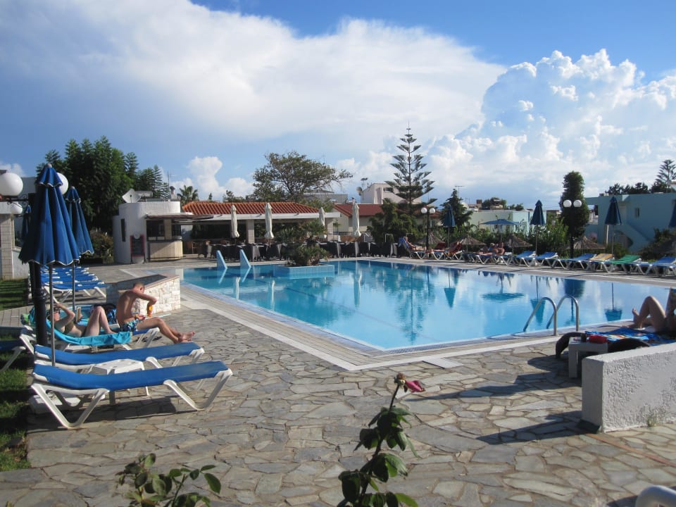 Blick über den Pool zur Poolbar Sentido Kyknos Beach Adults Only 16+