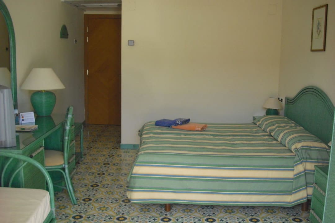 Kräftige Farben, schöner Fliesenboden Hotel Tritone Terme & Spa