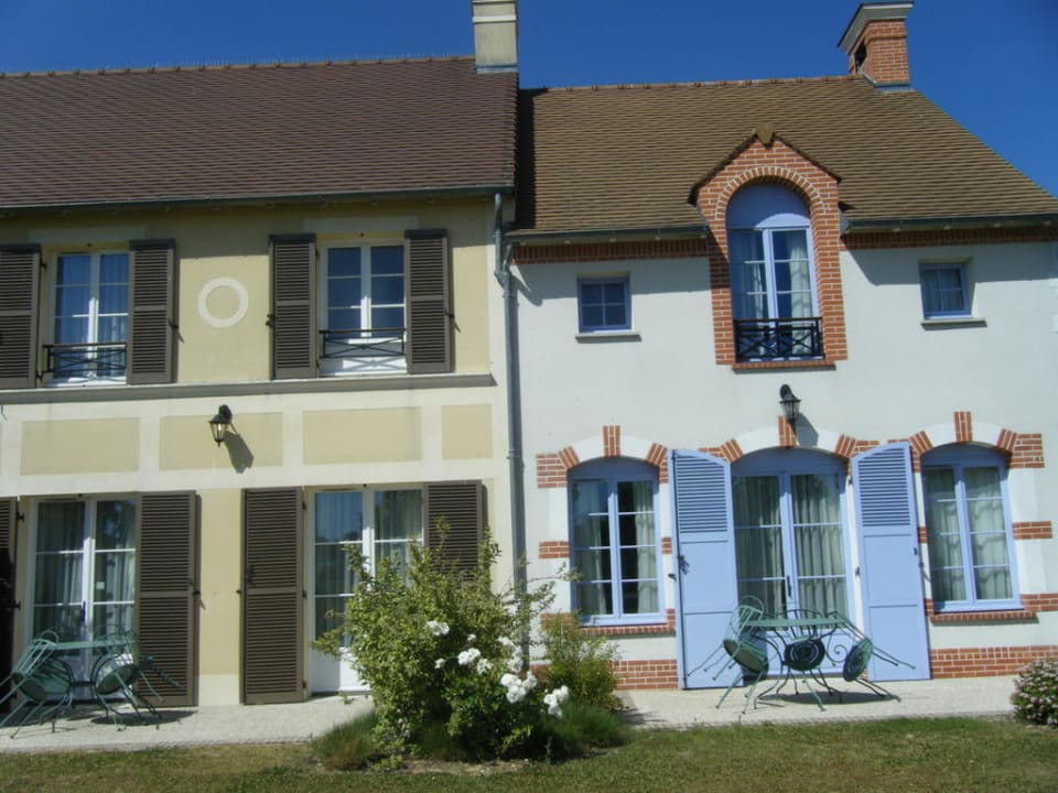 Widok z ulicy Hotel Marriott Village d'Ile-de-France