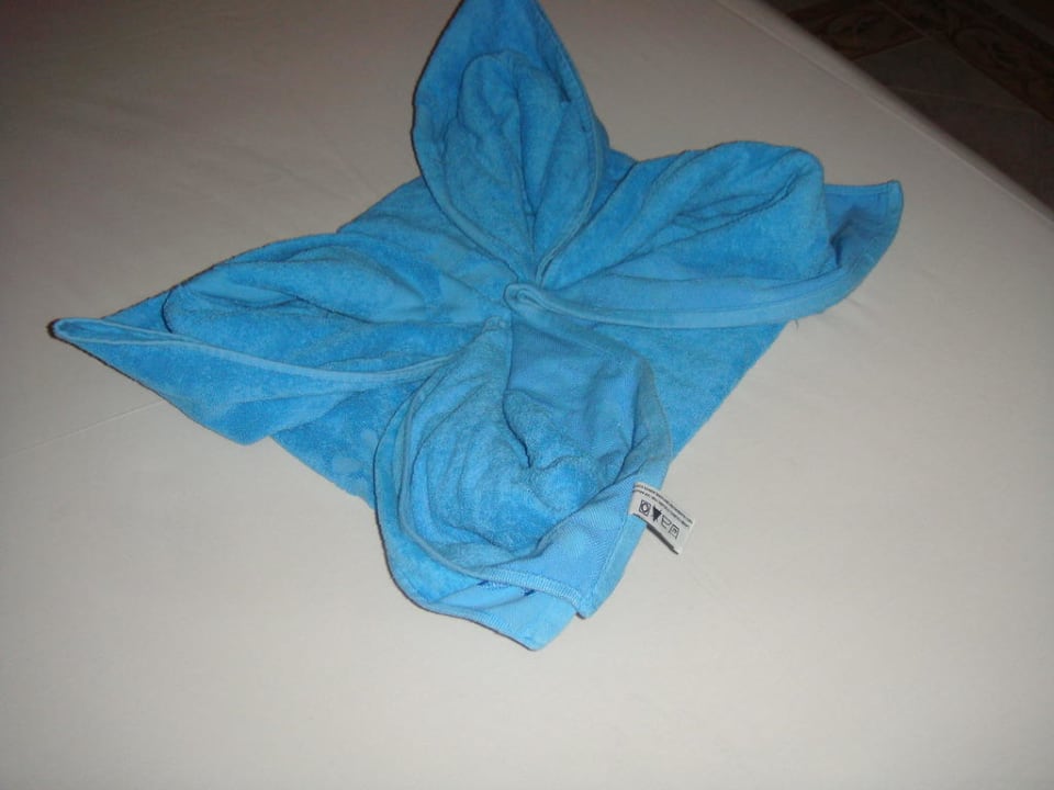 Schöne Deko mit meinem Handtuch Pickalbatros Alf Leila Wa Leila Resort - Neverland Hurghada