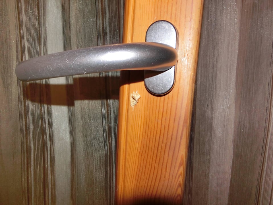 Terrassentüre aufgebohrt, Griff umgelegt und drin! Villaggio Amare