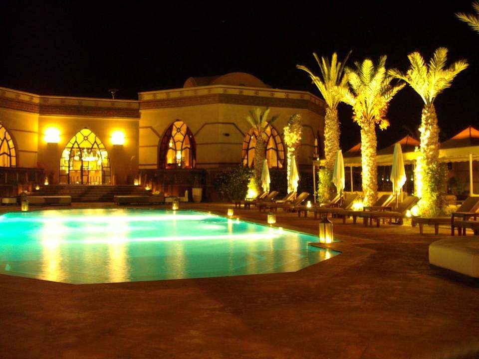 Pool und Haupthaus bei Nacht Hotel Octogone Earth Marrakech