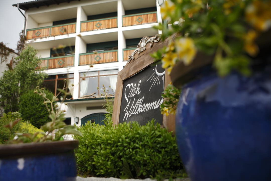 Gartenansicht Bärnsteinhof Gasthof mit Herz