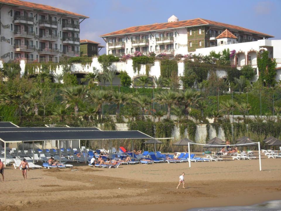 Hoteleigener Strand mit Überdachung inkl. Liegen Club Side Coast