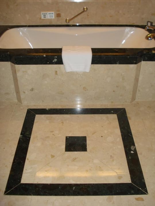 Badewanne und Marmorfussboden im Bad Hotel The Peninsula Bangkok