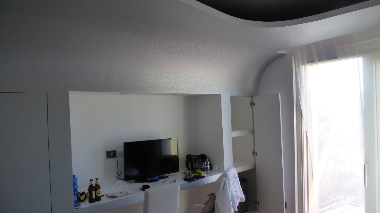 Schreibtisch, TV, Schrank mit Minibar  Mareneve Resort