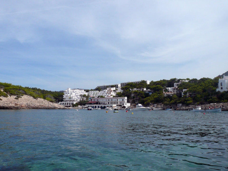 Blick von den Klippen zum Hotel Barceló Portinatx - Adults only