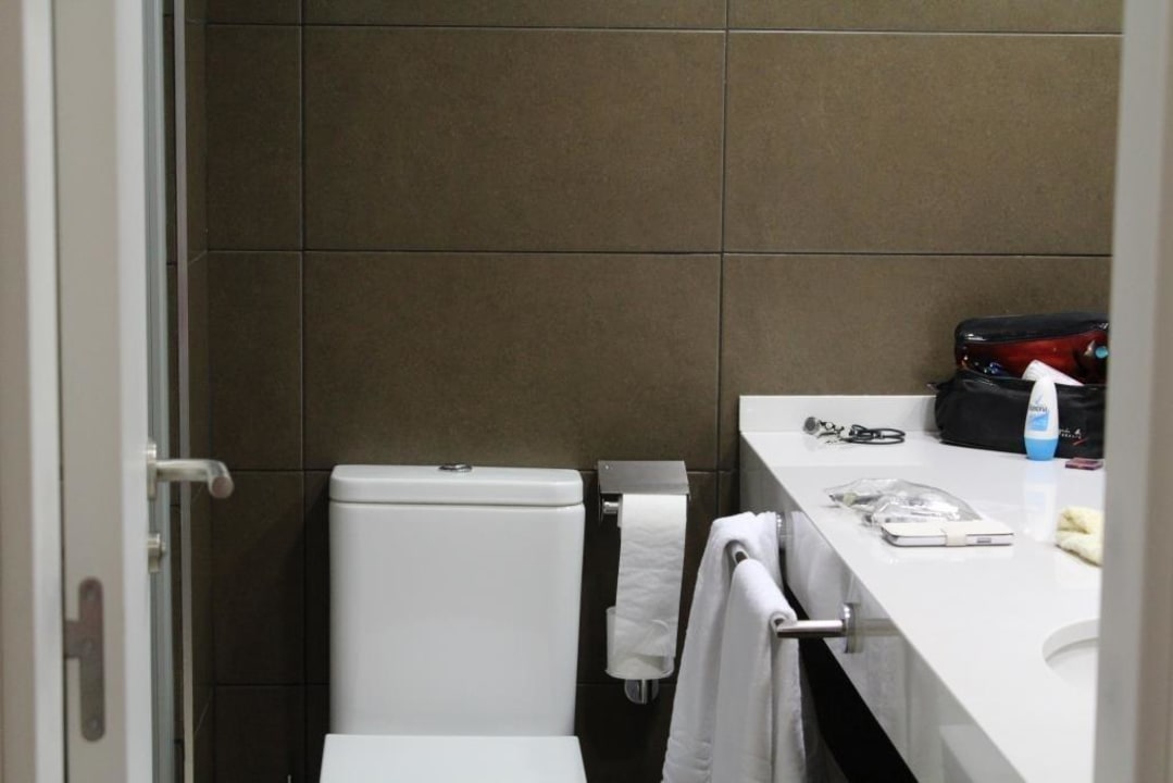 Dusche (links hinter der Tür / WC Playa Olid Suites & Apartments