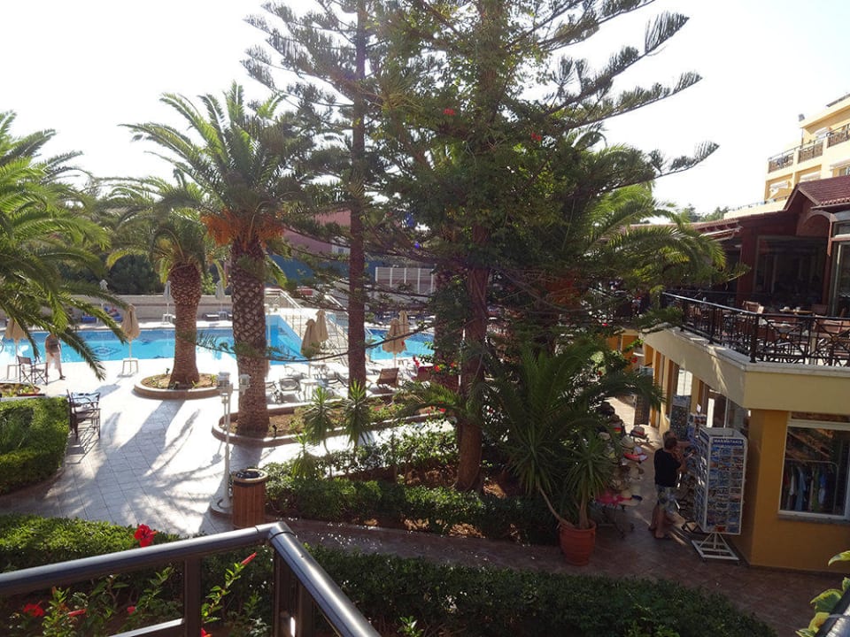 Blick auf Pool, Hauptbar und Restaurant Vantaris Luxury Beach Resort