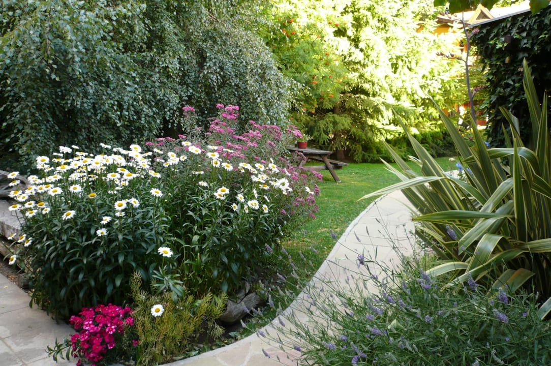 Vom Restaurant zu den Zimmern Hotel Kau Kaleshen