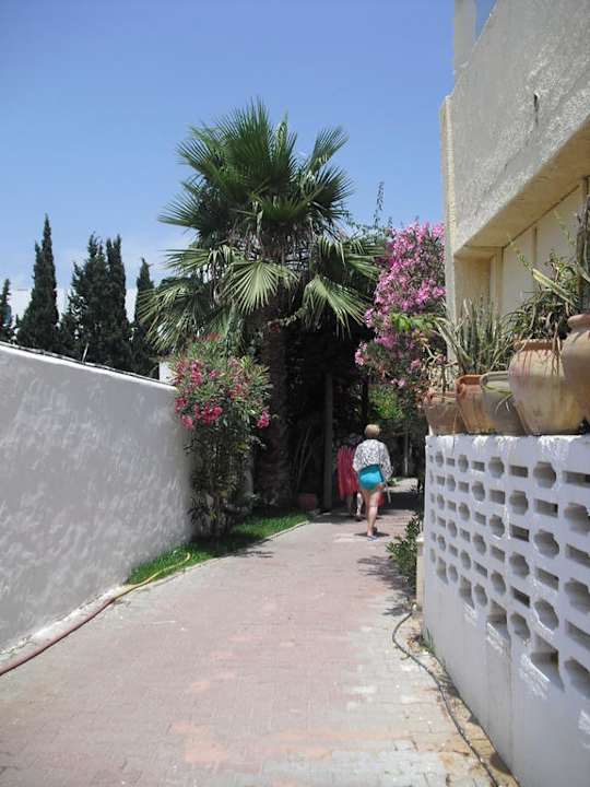Weg zum Strand Hotel Nesrine