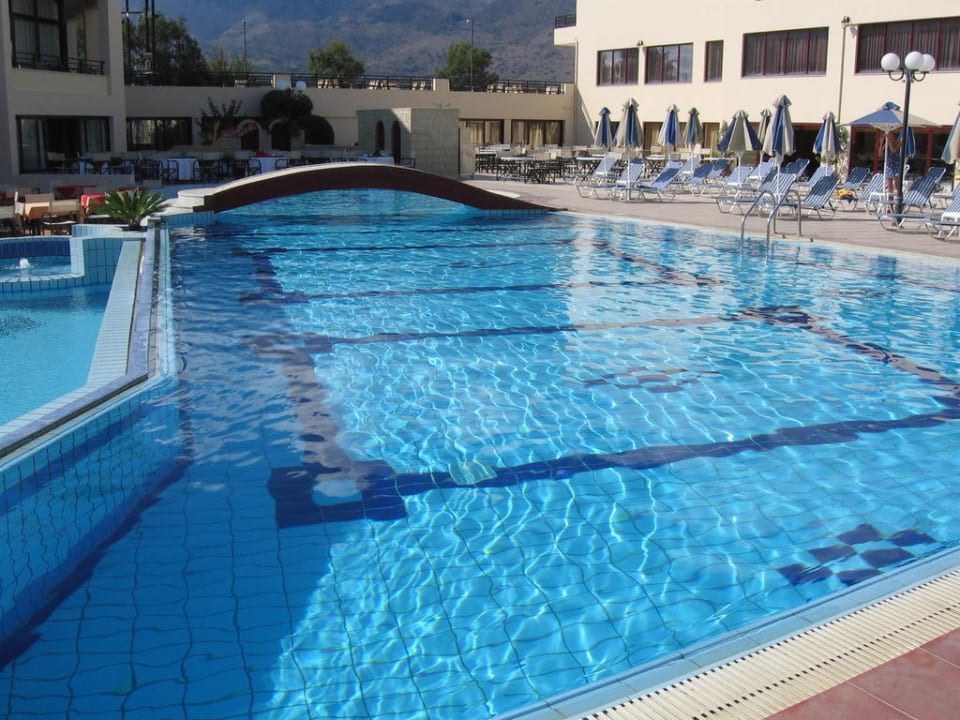 Pool Vantaris Palace