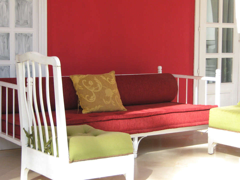 Садик возле отеля Alassio Hotel and Thalasso