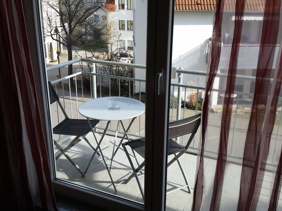 Balkon mit Tischchen und Stühlen Ferienwohnungen Am Grafenberg