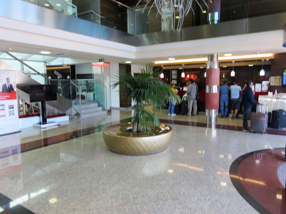 Lobby Crowne Plaza Madrid Airport