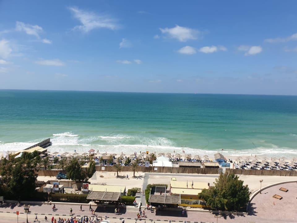 Ausblick Ramada by Wyndham Beach Hotel Ajman