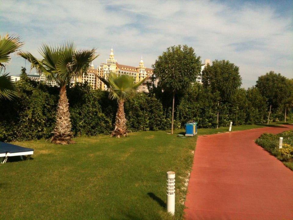 Weg zum Strand usw. Saturn Palace Resort Hotel