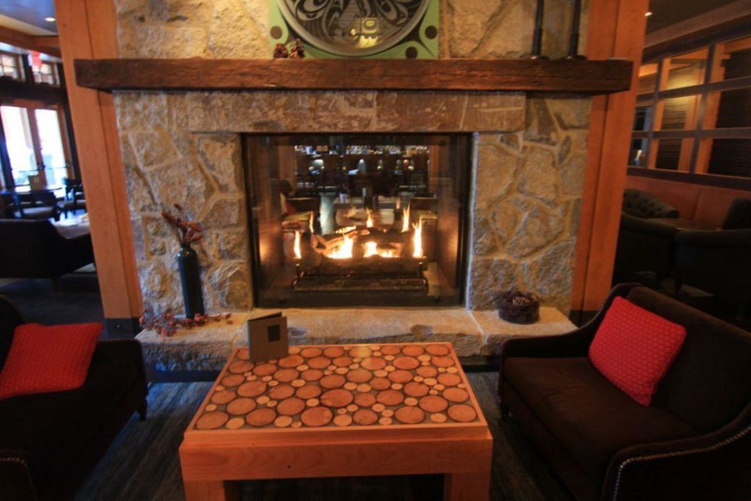 Kamin in der Lobby Hotel Nita Lake Lodge