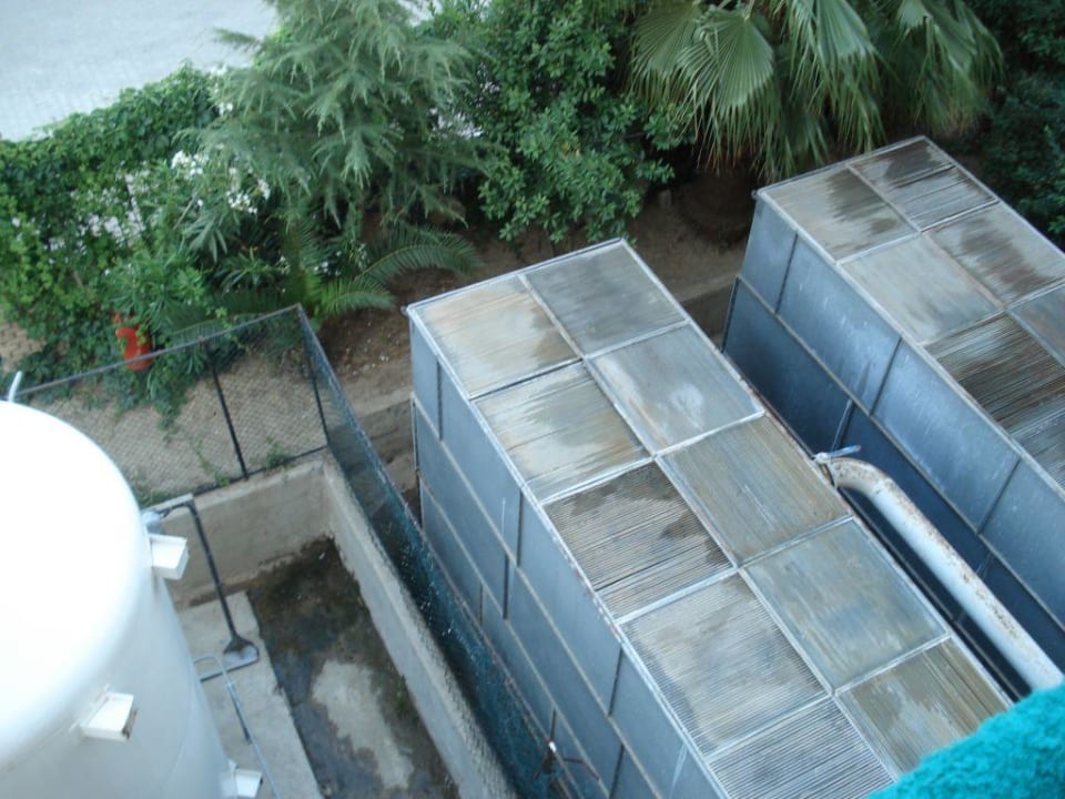 Krach unter unserem Balkon Seaden Corolla Hotel