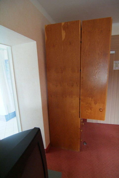 Zimmerschrank schief und kaputt Hotel Rappensberger