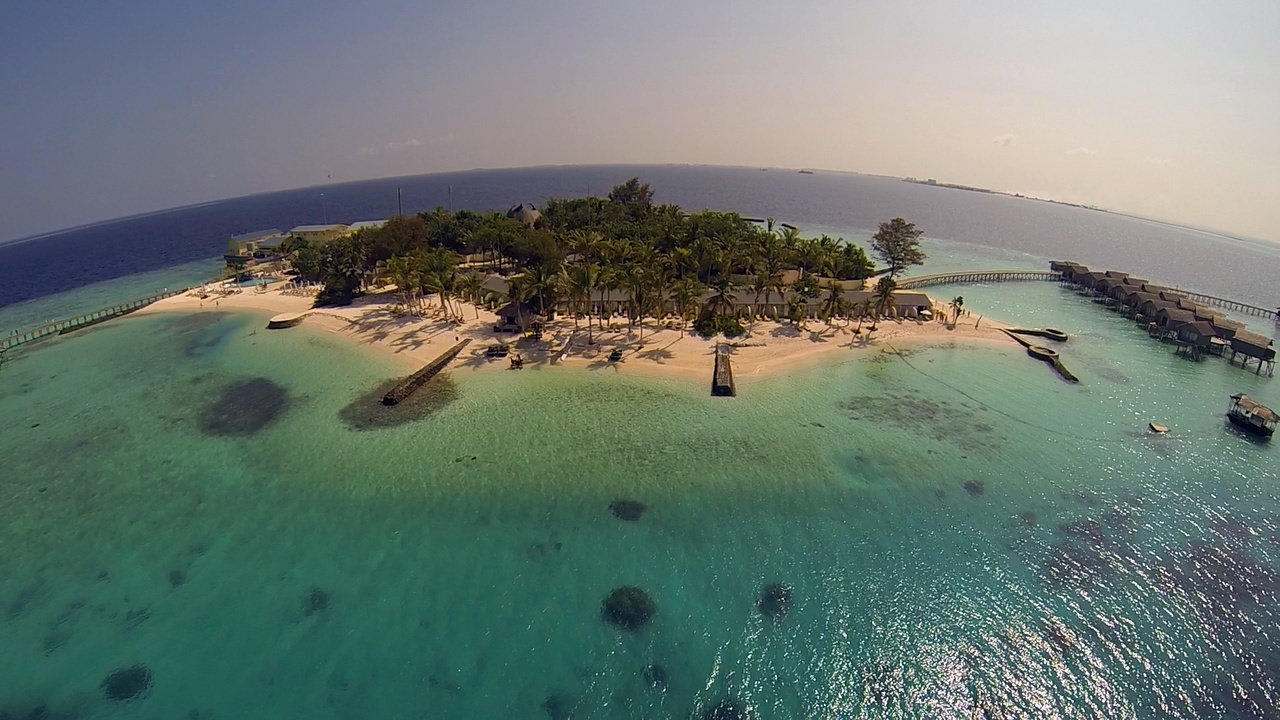 Aus der Luft gefilmt (Quadrocopter) Centara Ras Fushi Resort & Spa Maldives