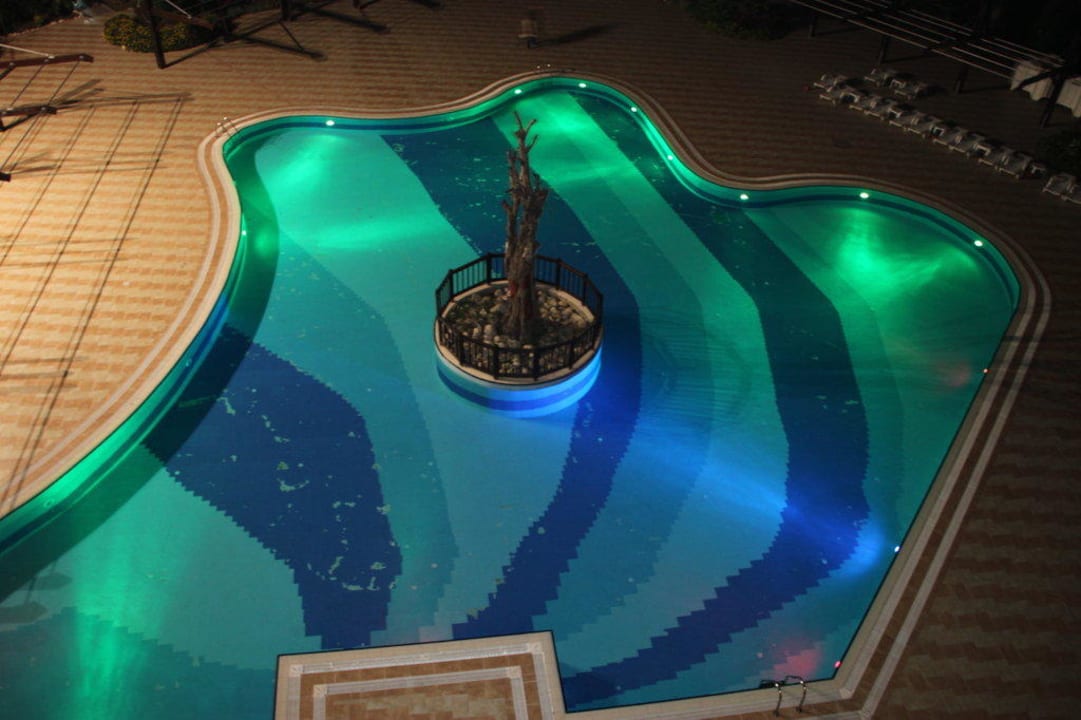 Einer der Pools in der Abenddämmerung Hotel Sultan of Side