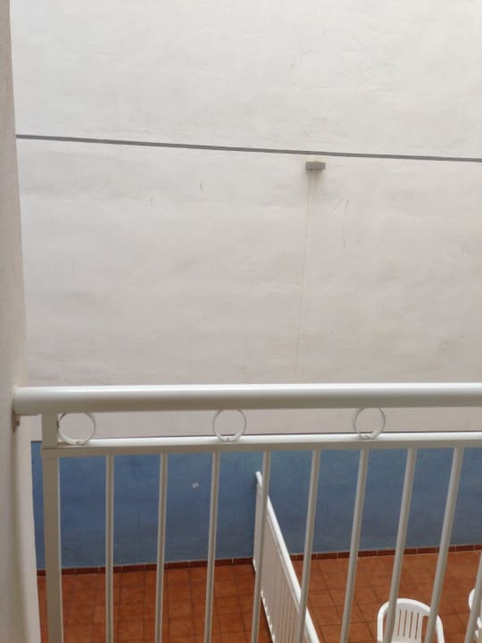 Sicht vom Zimmerbalkon auf eine Wand MLL Palma Bay Club Resort