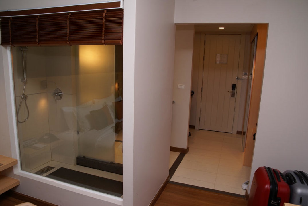 Badezimmer und Eingangsbereich Hotel Solo Sukhumvit 2