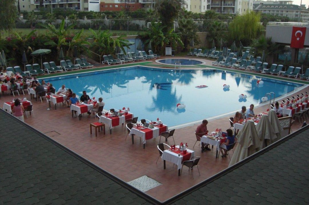 A la carte Restaurant am pool Hane Family Resort