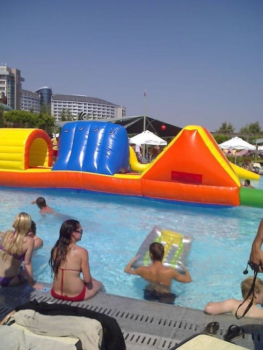 Spiel und Spaß im Pool Limak Lara Deluxe Hotel & Resort