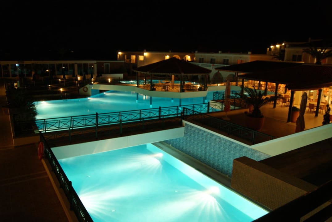 Pool am Abend Porto Bello Royal
