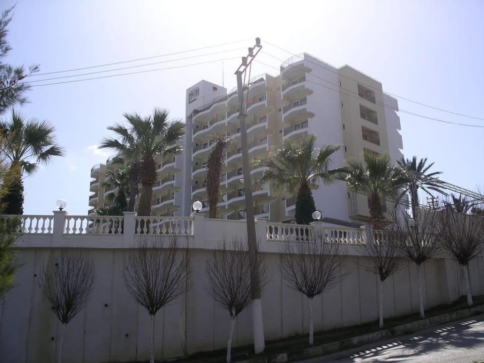 Hotel vom Highway aus Hotel Palmin