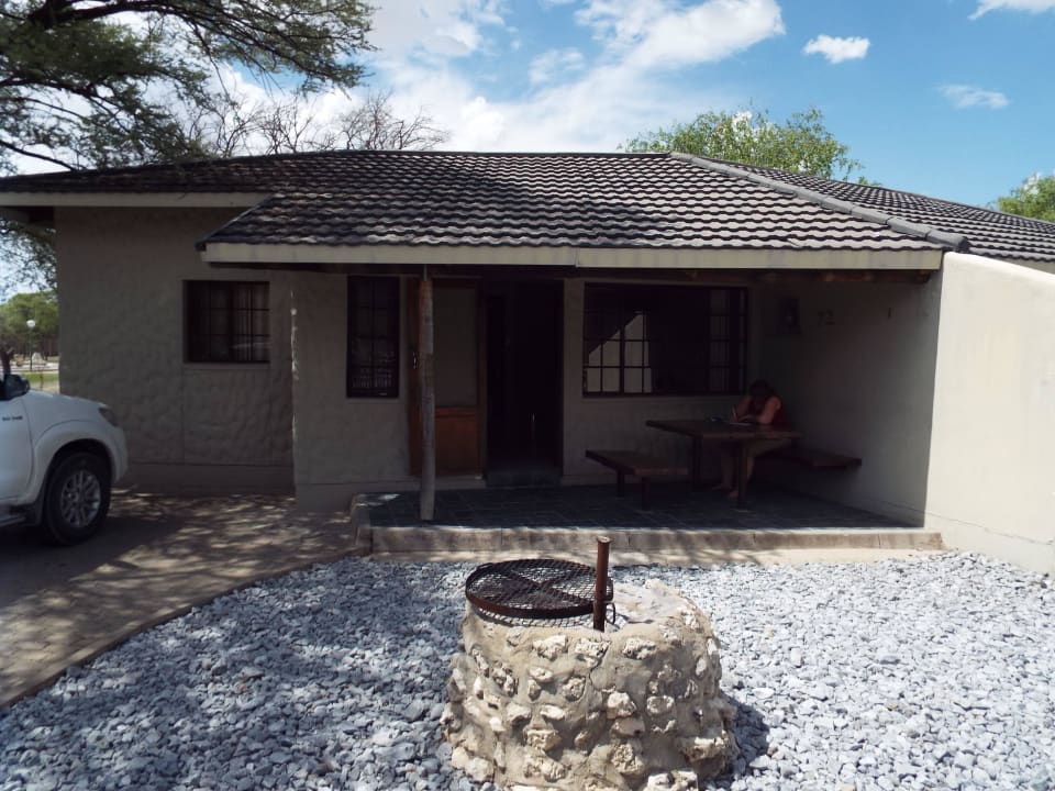 Zimmer von außen Okaukuejo Camp