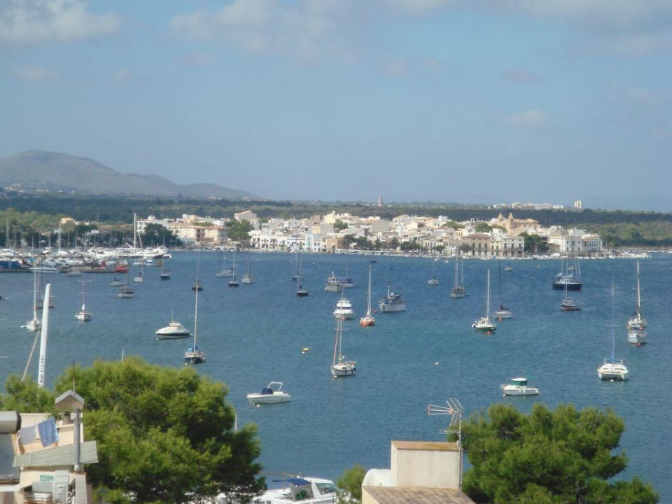 Blick vom Zimmerbalkon auf den Hofen Smy Portocolom